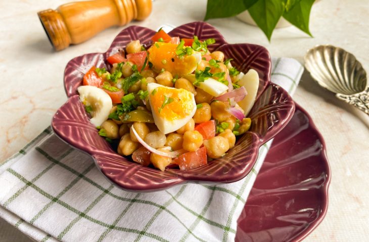 Salada de grão-de-bico com ovo