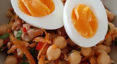 Salada de grão-de-bico com ovo