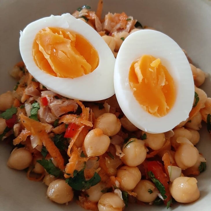 Salada de grão-de-bico com ovo