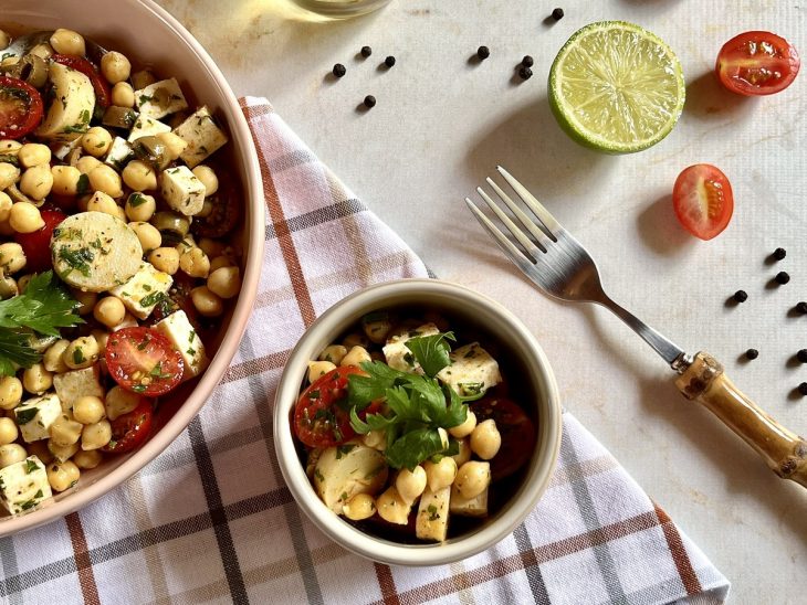 Salada de grão-de-bico pronta e bem misturada no refratário.