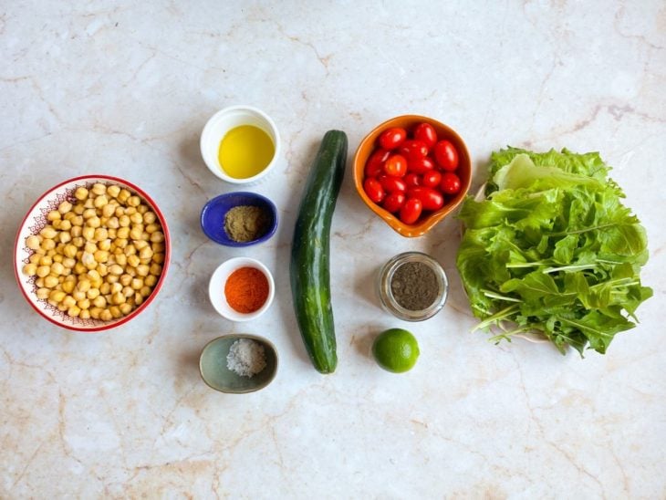 ingredientes reunidos para fazer salada de grão-de-bico crocante
