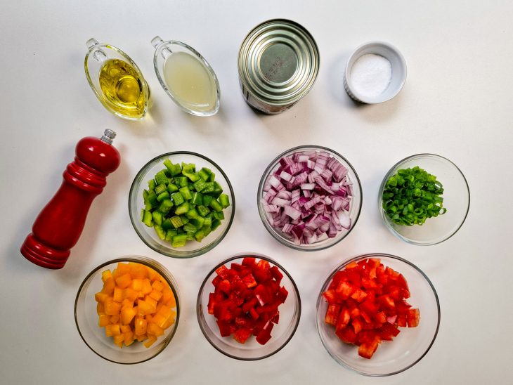 Ingredientes separados sobre a bancada.