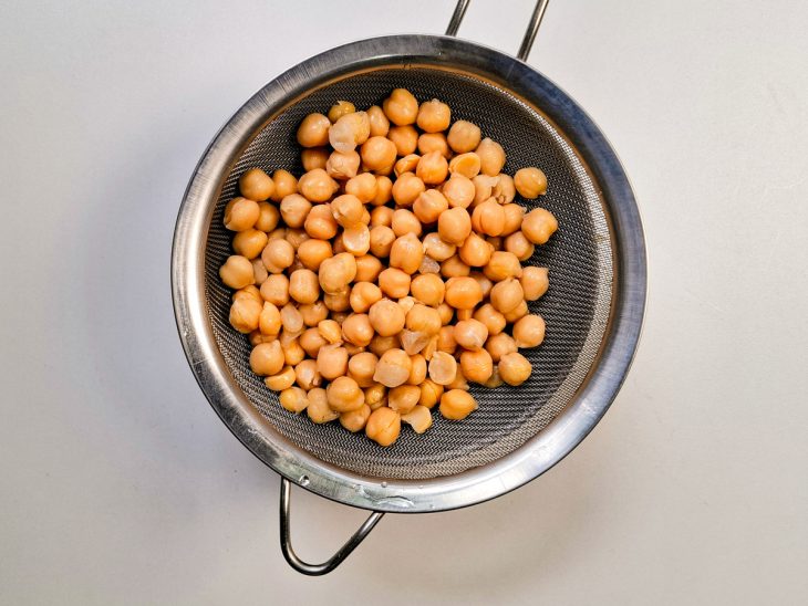 Grãos-de-bico lavados.