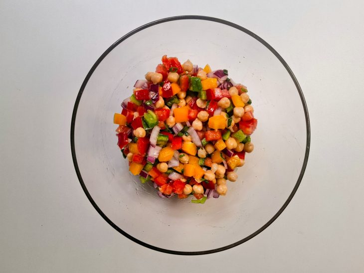 Temperos adicionados à tigela.