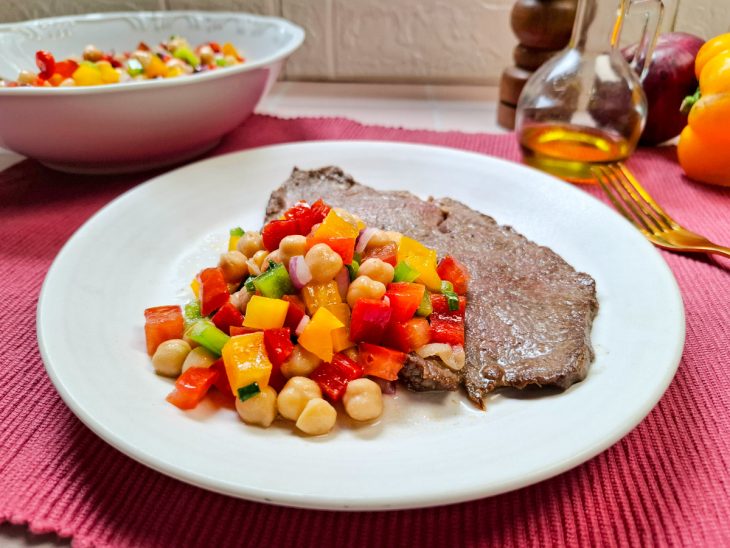 Salada de grão-de-bico rápida servida.