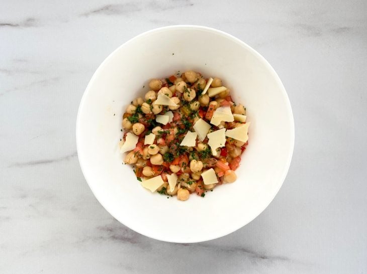 Uma tigela contendo salada de grão-de-bico simples.