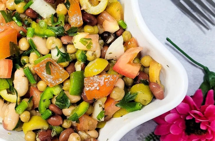 Salada de grãos com tomate