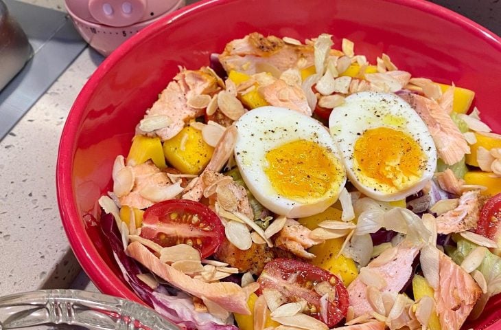 Salada de lascas de salmão