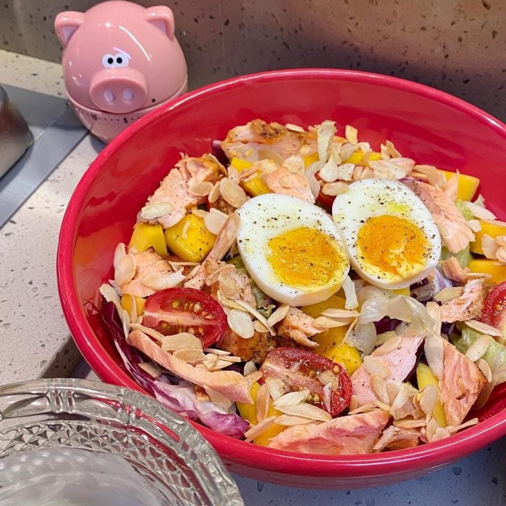 Salada de lascas de salmão