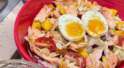 Salada de lascas de salmão