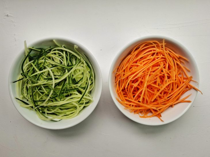 Recipientes com pepino e cenoura fatiados.