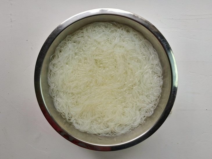 Uma tigela com água e bifum.