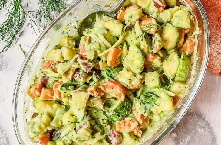 Salada de legumes com maionese de coentro