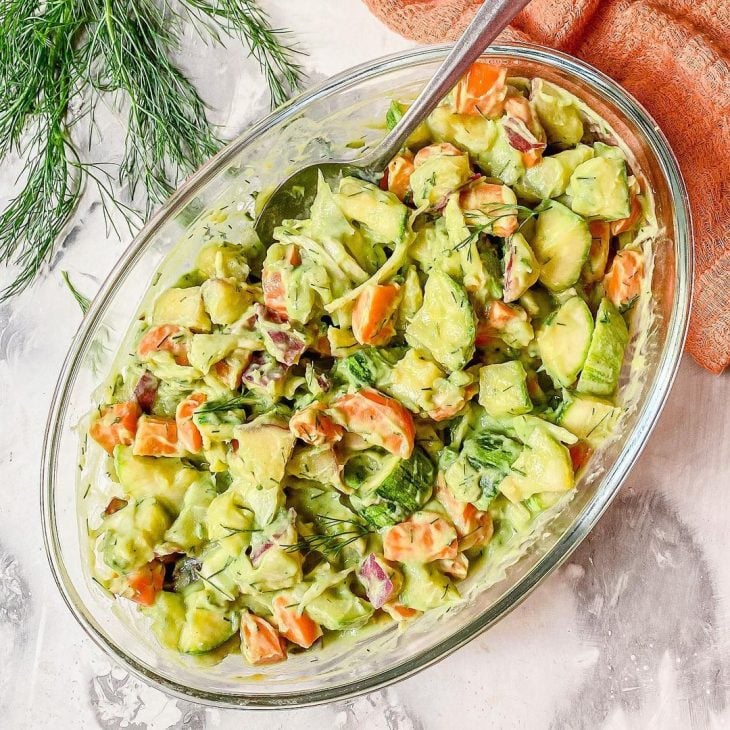 Salada de legumes com maionese de coentro