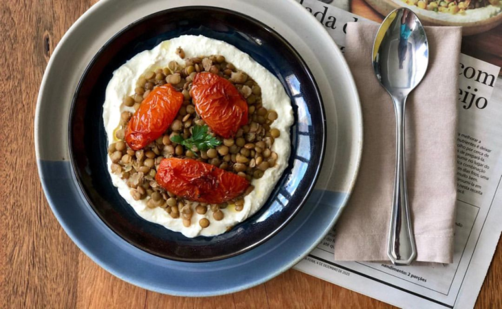 Salada de lentilha com tomates e molho de ricota