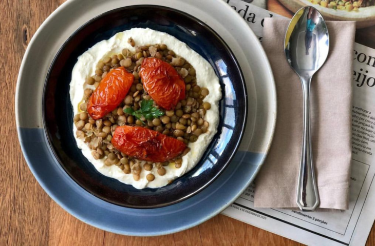 Salada de lentilha com tomates e molho de ricota