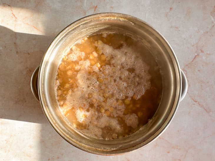 Lentilha cozida na panela.