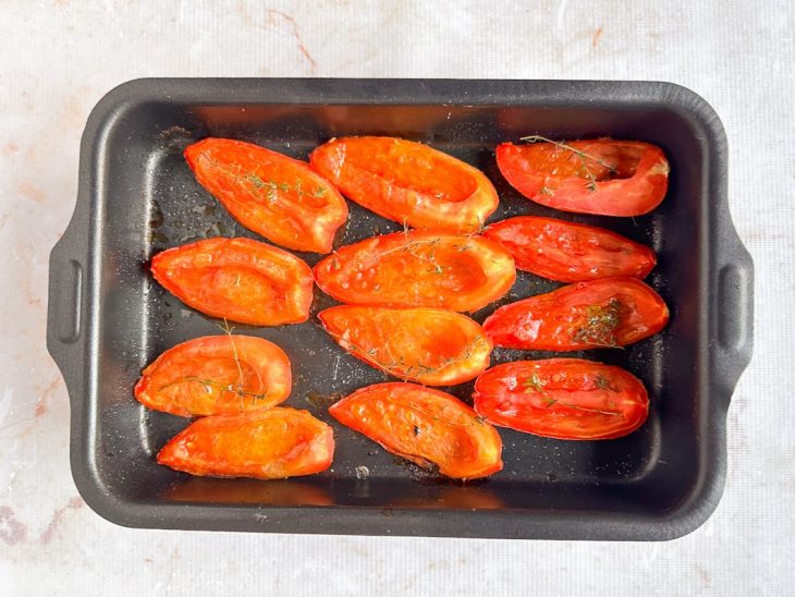 Tomates assados numa assadeira.