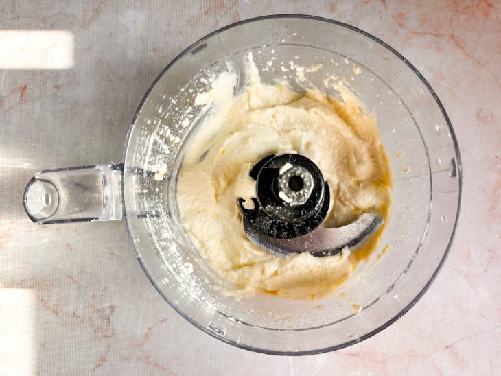 Molho de ricota preparado no processador.