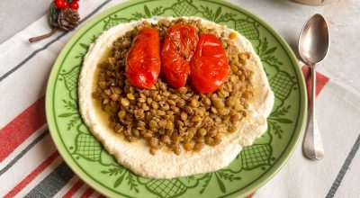 Salada de lentilha com tomates e molho de ricota