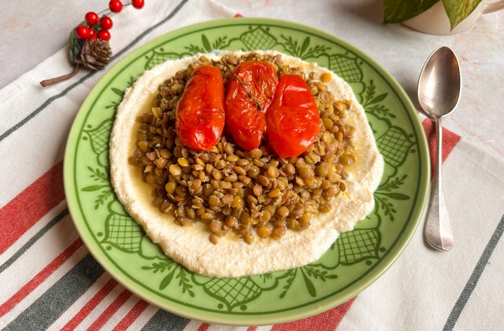 Salada de lentilha com tomates e molho de ricota