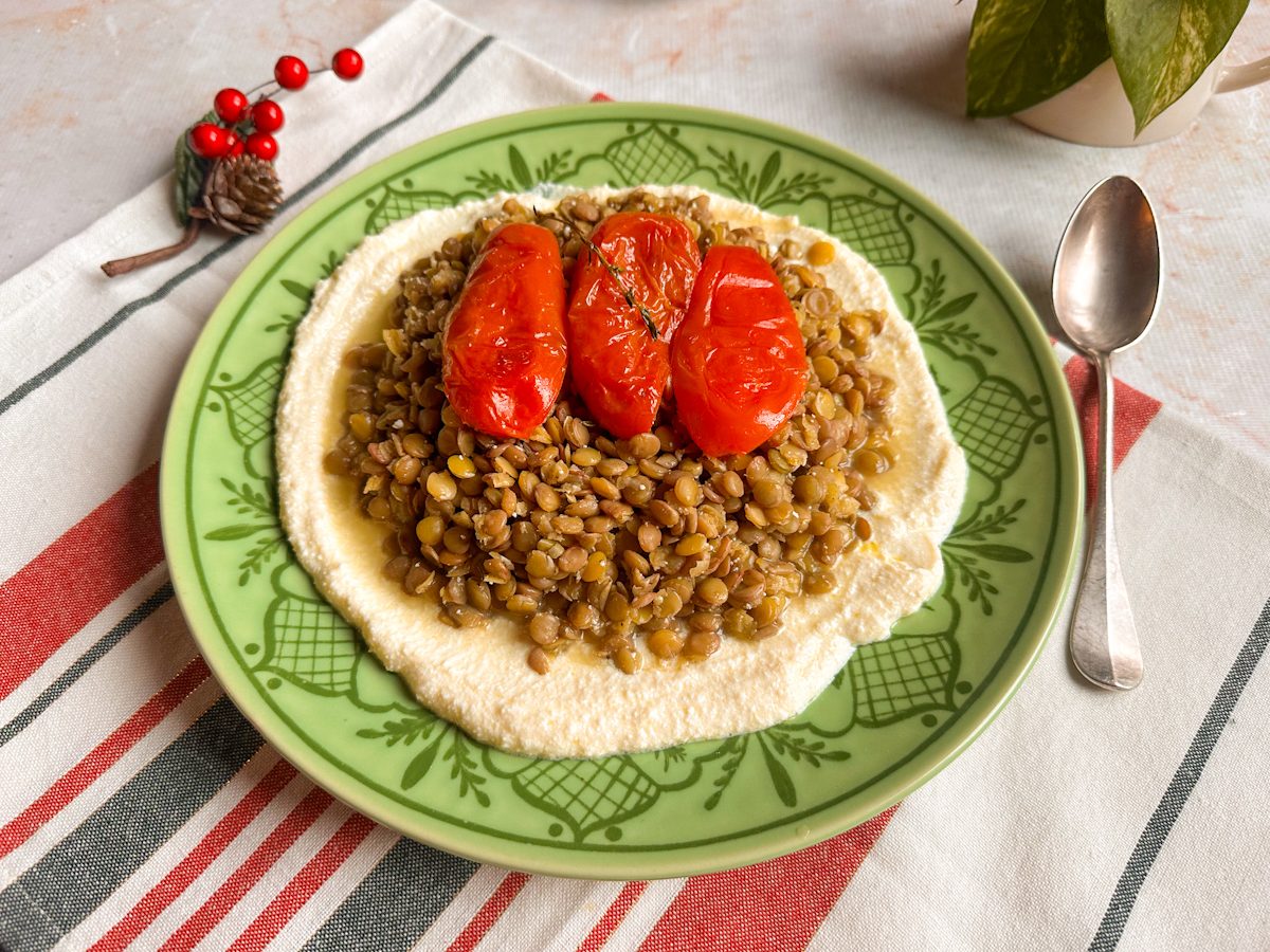 Salada de lentilha com tomates e molho de ricota