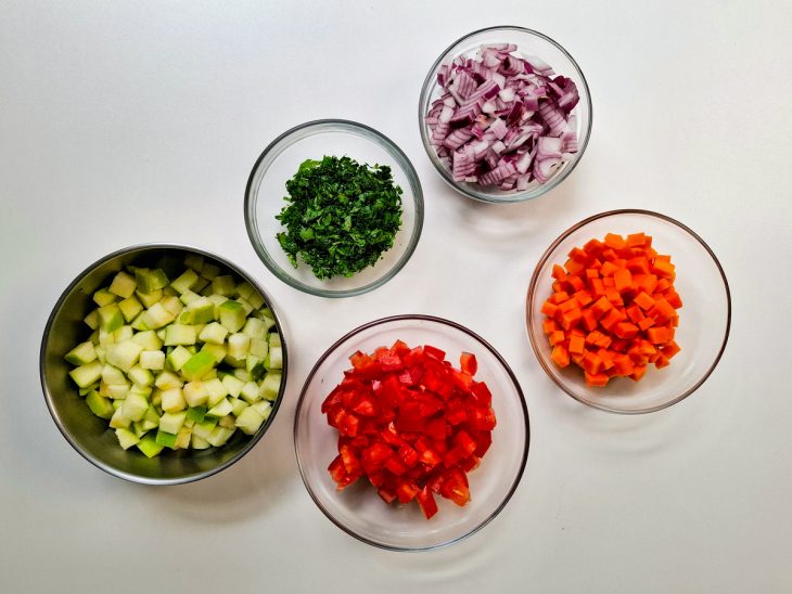 Ingredientes picados e reservados.