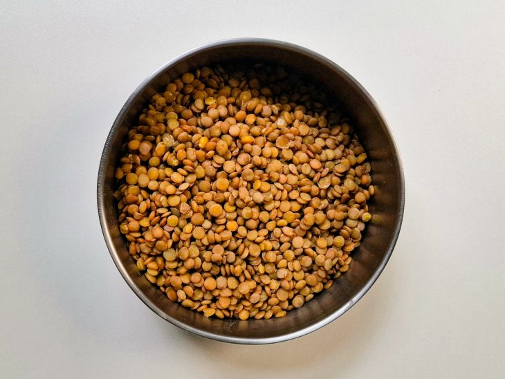 Numa tigela, a lentilha já cozida e reservada.
