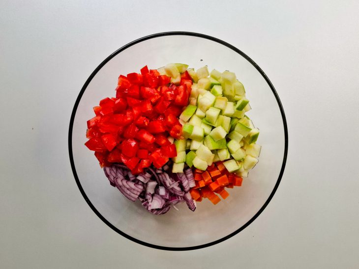 Lentilha acrescida da cenoura, a cebola, a maçã verde e o tomate.