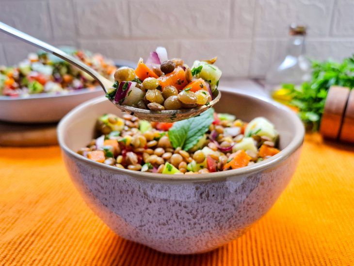 Salada pronta, porção servida em tigela.