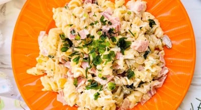 Salada de macarrão colorida