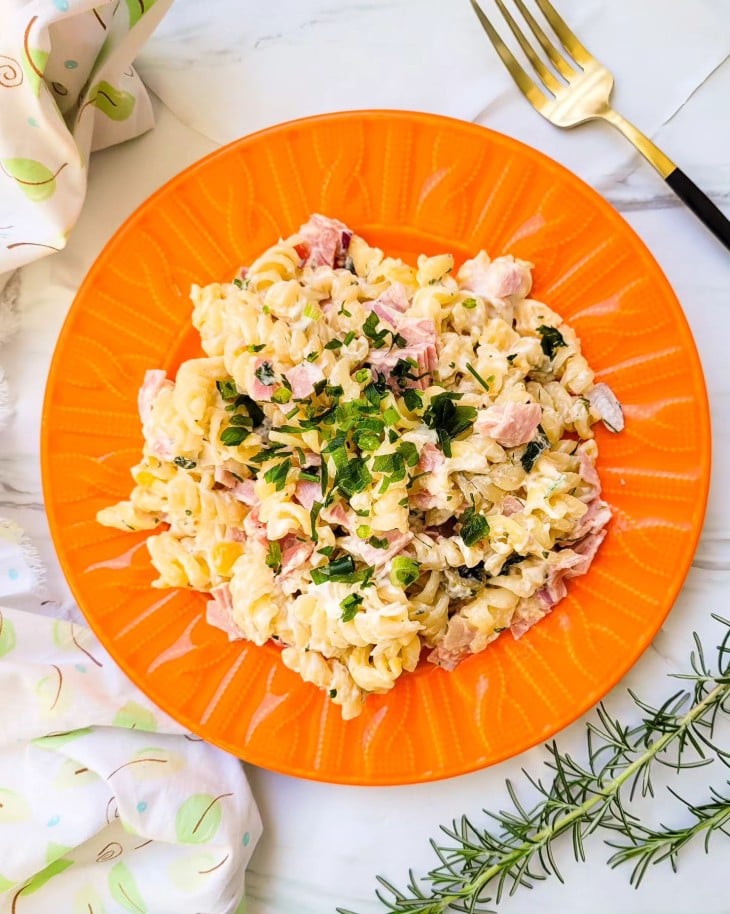 Salada de macarrão colorida