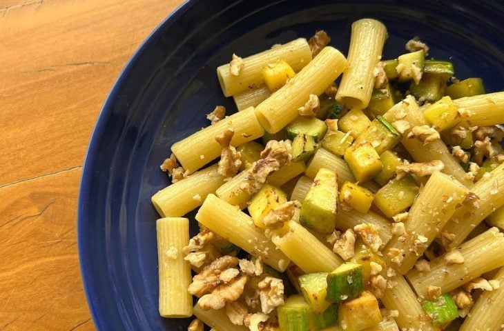 Salada de macarrão com abobrinha