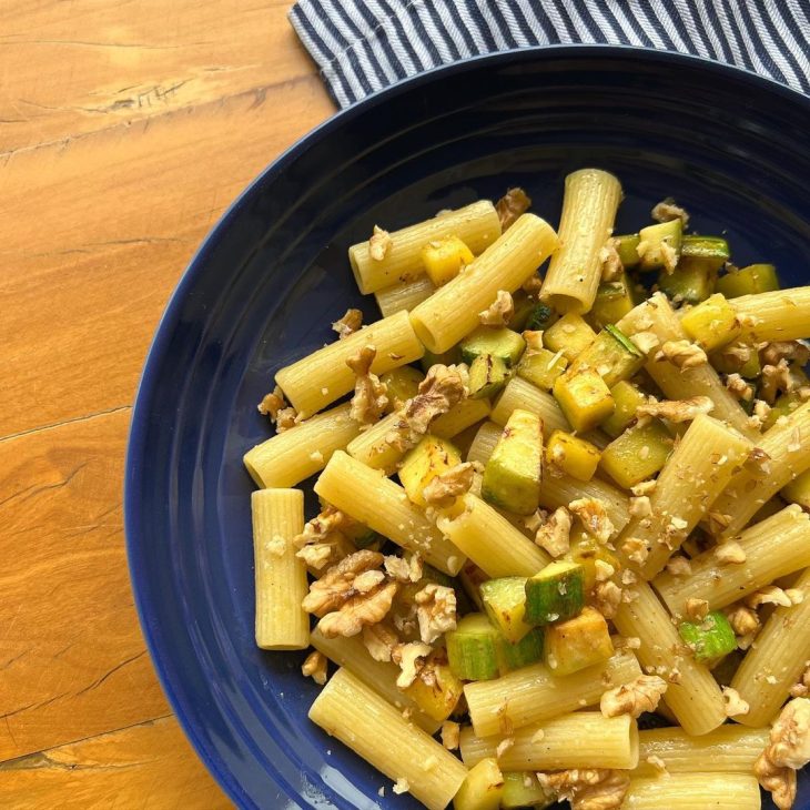 Salada de macarrão com abobrinha