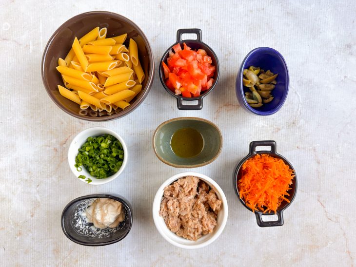 Ingredientes higienizados e organizados na bancada com utensílios.