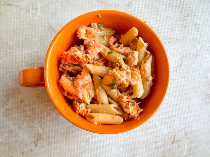 Maionese e azeite sendo adicionados e misturados ao restante.