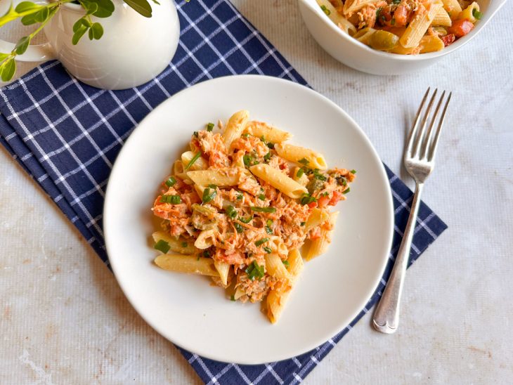 Salada pronta e servida, com brilho e textura visíveis.