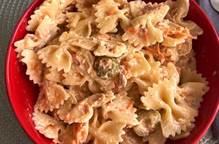 Salada de macarrão com atum e cenoura