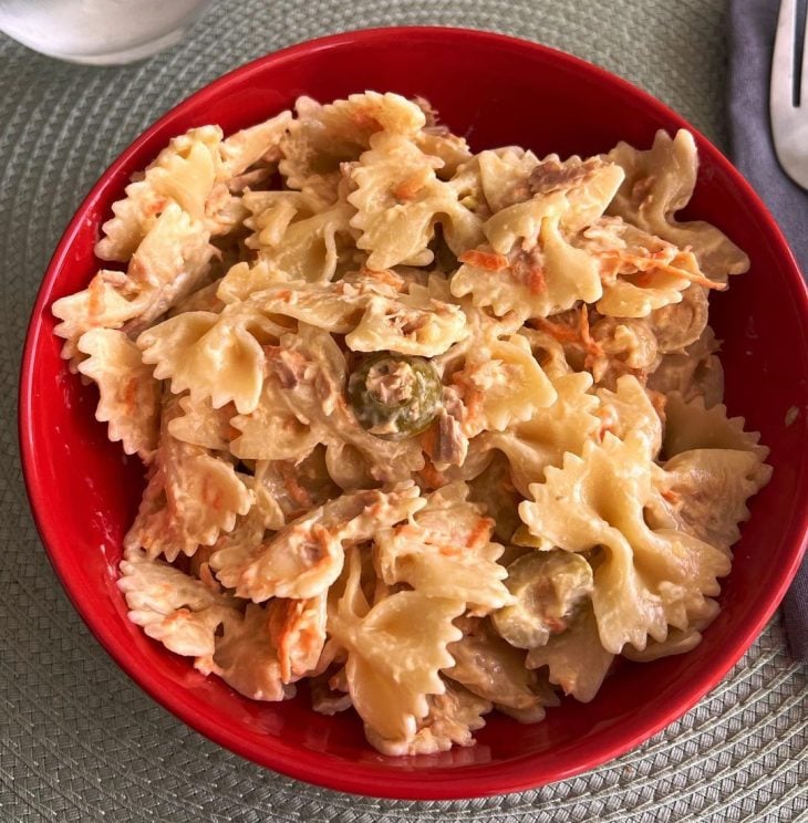 Salada de macarrão com atum e cenoura