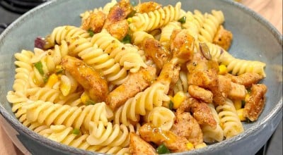 Salada de macarrão com frango
