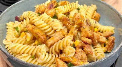 Salada de macarrão com frango