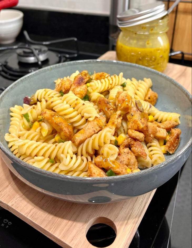 Salada de macarrão com frango