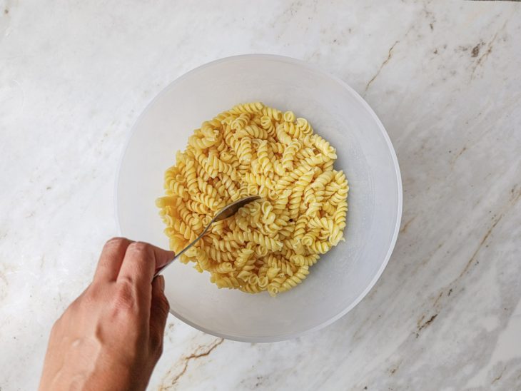 Macarrão cozido regado com azeite.