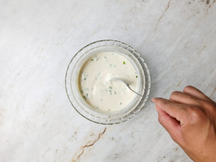 Molho preparado numa tigela de vidro.