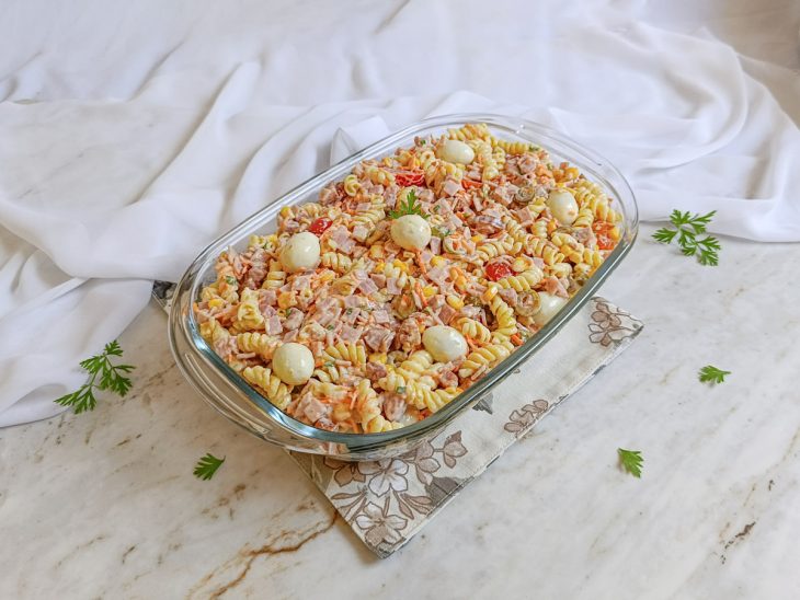 Salada de macarrão pronta para consumo.