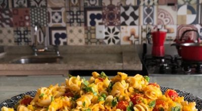 Salada de macarrão com maionese de cenoura