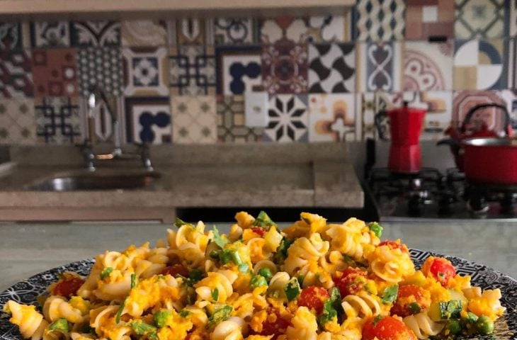 Salada de macarrão com maionese de cenoura