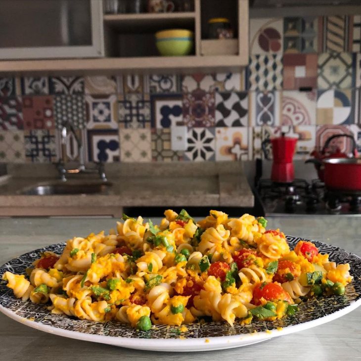 Salada de macarrão com maionese de cenoura