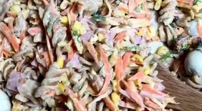 Salada de macarrão com ovos de codorna