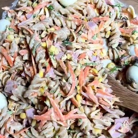 Salada de macarrão com ovos de codorna